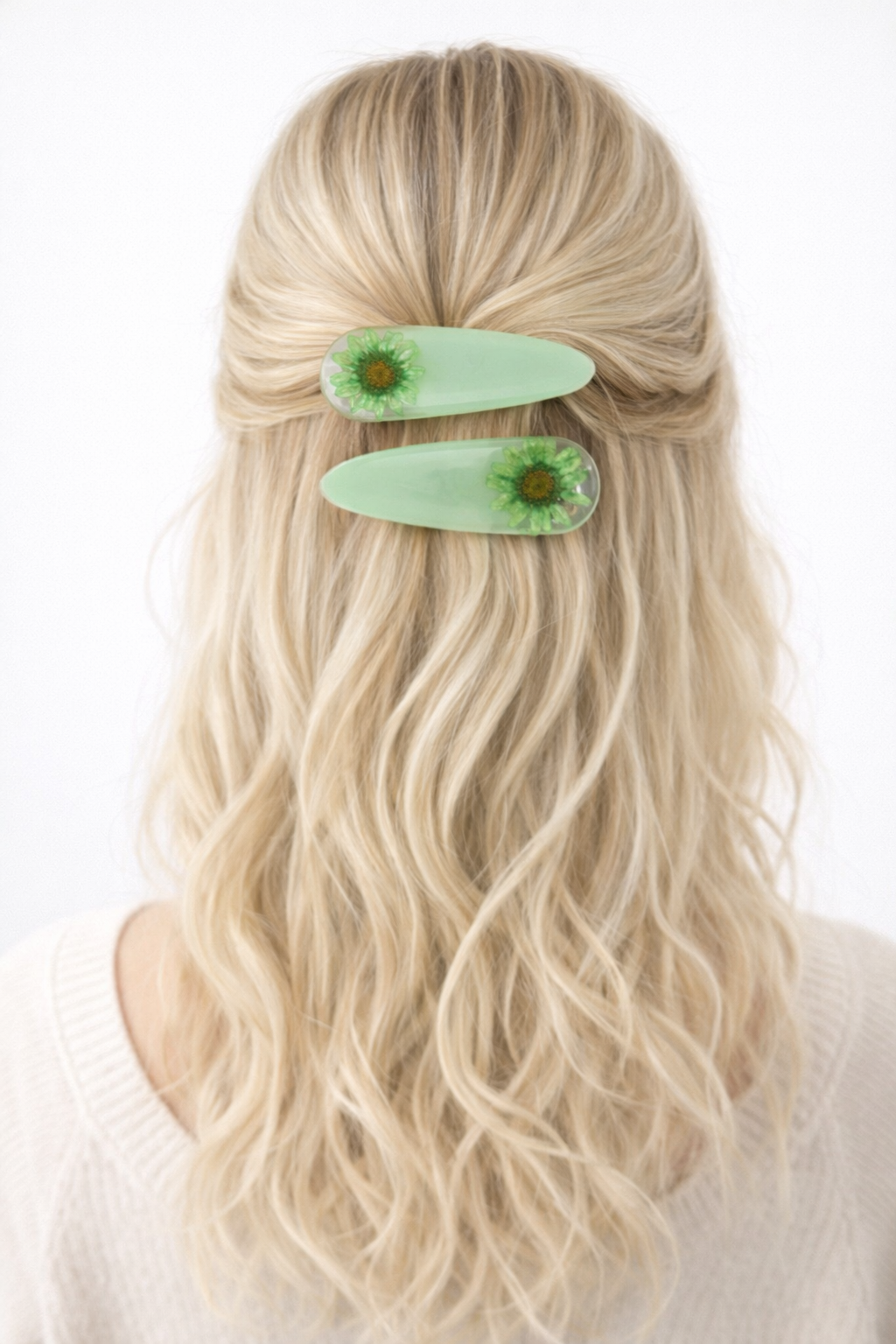 🌿 Green Daisy Resin Hair Clips